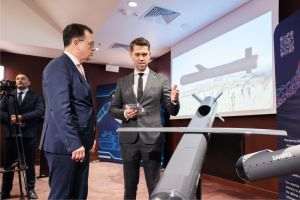 Mihai Filip - CEO Oves - presenting the characteristics of the Sahara missile to Radu Oprea - Secretary General of the Government